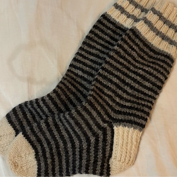 Wool handmade Cap and Stockings - Picture 5 of 5